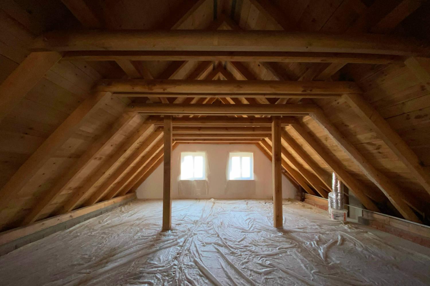 Treppenpfeiler mit Bock im Hintergrund